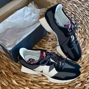 New Balance 327 color Moonbeam size 7.5